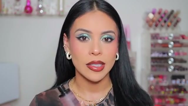 @juicyjas reviewing Catrice Dewy Glow Fixing Spray at 15:40 in a YouTube Shorts video