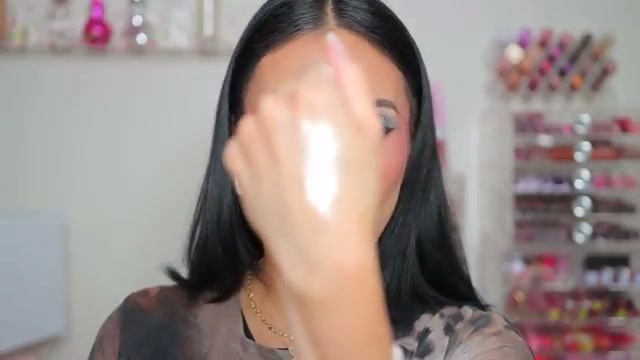 @juicyjas reviewing Catrice Diamond Haze Highlighter at 14:02 in a YouTube Shorts video