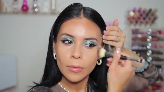 @juicyjas reviewing Catrice Magic Shaper Face Cream Palette at 08:50 in a YouTube Shorts video