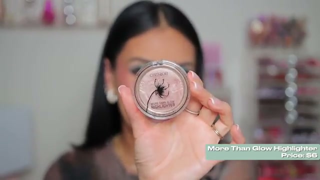 @juicyjas reviewing Catrice More Than Glow Highlighter at 13:26 in a YouTube Shorts video