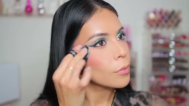 @juicyjas reviewing Catrice Soft Blur Matte Setting Powder at 10:18 in a YouTube Shorts video