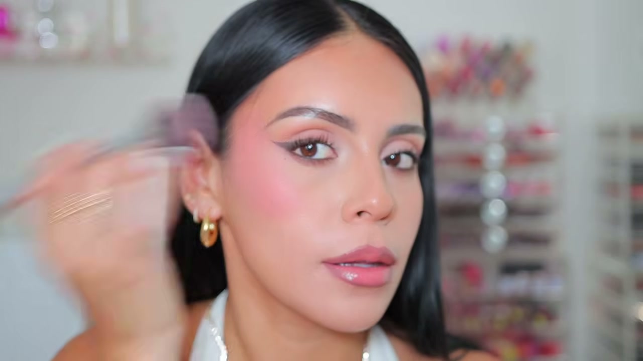 @juicyjas reviewing Catrice Soft Blur Powder Blush at 18:21 in a YouTube Shorts video