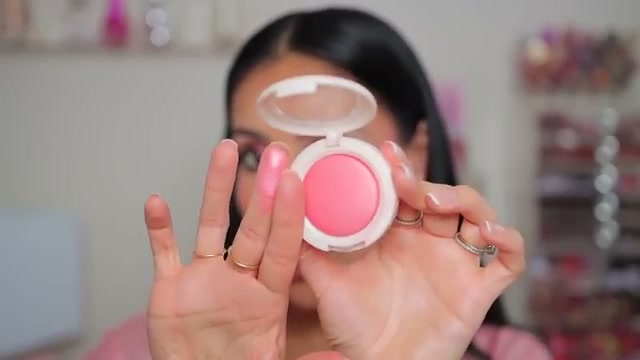 @juicyjas reviewing Catrice Soft Glam Baked Blush at 25:27 in a YouTube Shorts video