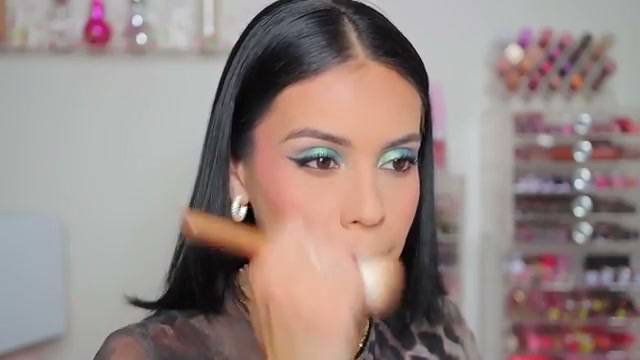 @juicyjas reviewing Catrice Sun Lover Glow Bronzing Powder at 11:39 in a YouTube Shorts video
