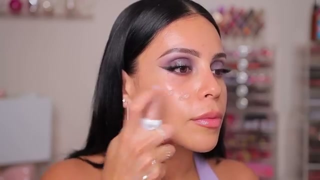 @juicyjas reviewing CoverGirl Sticky Grip Primer at 05:26 in a YouTube Shorts video