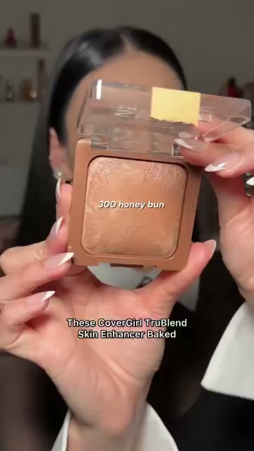 @juicyjas reviewing CoverGirl True Blend Skin Enhancer Baked Powder at 00:03 in a YouTube Shorts video