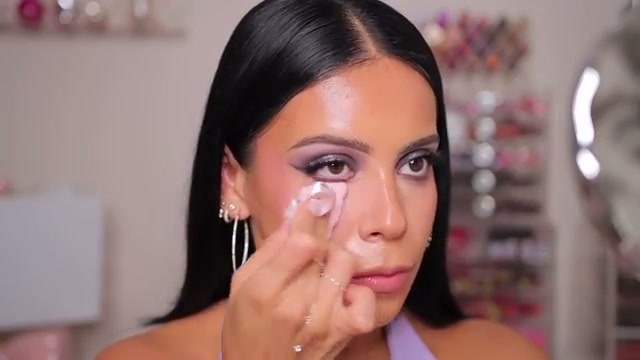@juicyjas reviewing Dominique Cosmetics Loose Brightening Powder at 08:51 in a YouTube Shorts video