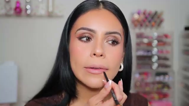 @juicyjas reviewing Essence 8 Hour Matte Comfort Lip Liner at 12:46 in a YouTube Shorts video