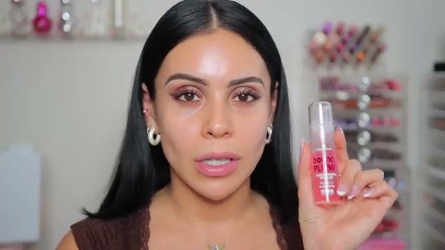 @juicyjas reviewing Essence Bouncy Plump Smoothing Primer at 04:43 in a YouTube Shorts video