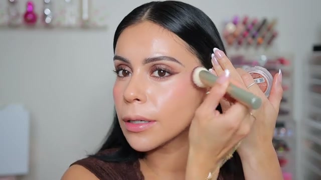 @juicyjas reviewing Essence Brighten Up Banana Powder at 07:32 in a YouTube Shorts video