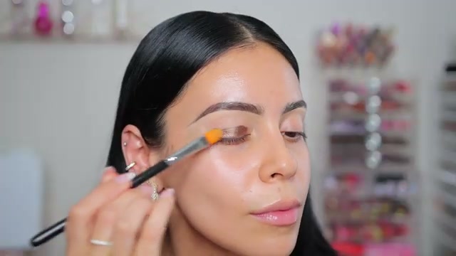 @juicyjas reviewing Essence Cream Eyeshadow at 00:53 in a YouTube Shorts video