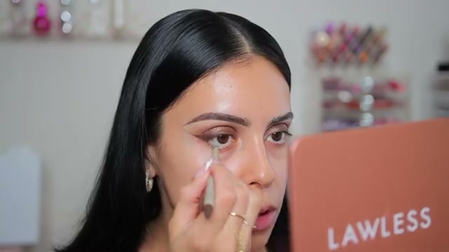 @juicyjas reviewing Essence Satin Eyeliner at 03:05 in a YouTube Shorts video
