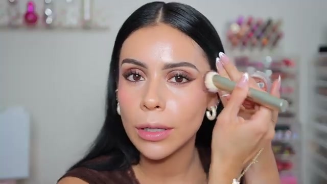 @juicyjas reviewing Essence Soft Touch Bouncy Bronzer at 07:30 in a YouTube Shorts video
