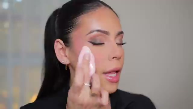 @juicyjas reviewing Huda Beauty Easy Bake Setting Powder at 18:22 in a YouTube Shorts video