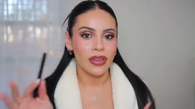 @juicyjas reviewing IONI Cosmetics 3D Foam Ink Lashes at 18:07 in a YouTube Shorts video