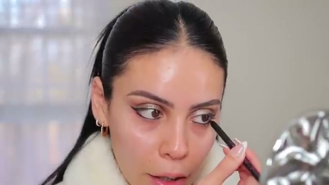 @juicyjas reviewing IONI Cosmetics Gel Liner Pencil at 06:58 in a YouTube Shorts video