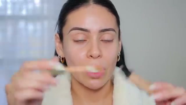 @juicyjas reviewing Joa Wand Me Up Concealer at 00:48 in a YouTube Shorts video