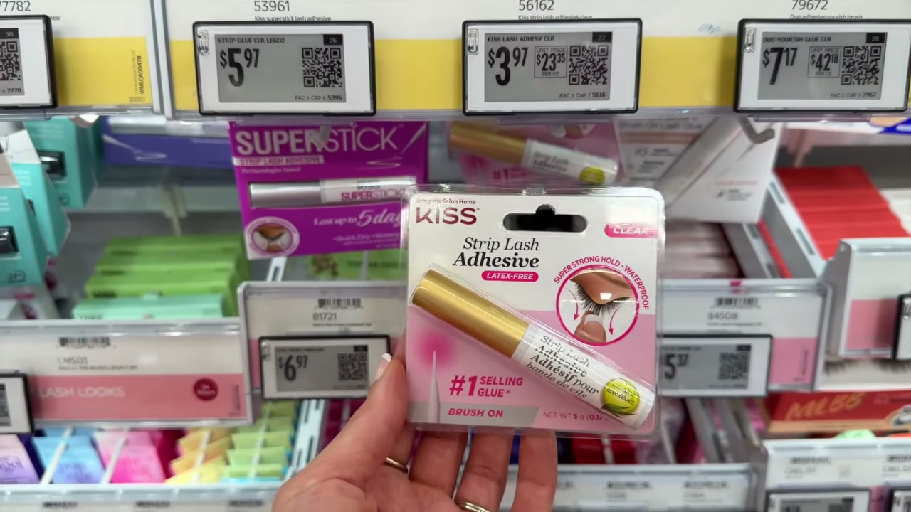 @juicyjas reviewing KISS So Wispy False Eyelashes Multipack at 06:18 in a YouTube Shorts video