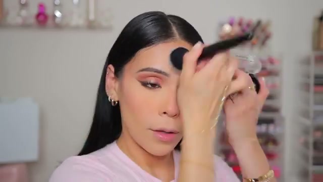 @juicyjas reviewing L.A. Colors Loose Powder at 14:08 in a YouTube Shorts video