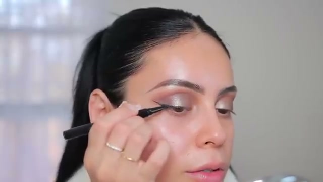 @juicyjas reviewing L.A. Colors Ultimate Control Eyeliner at 05:29 in a YouTube Shorts video
