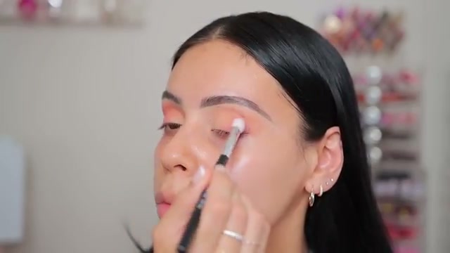 @juicyjas reviewing L.A. Girl Just Blushing at 04:07 in a YouTube Shorts video