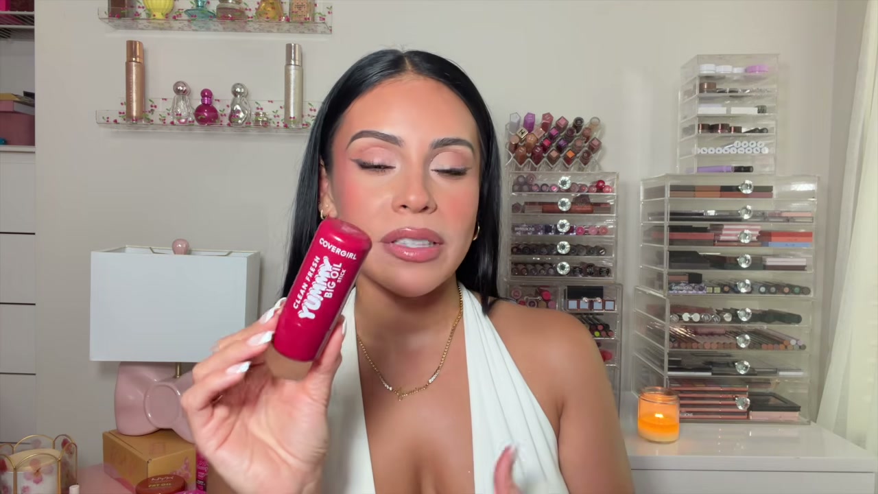 @juicyjas reviewing Makeup Revolution Superfix 16-Hour Blur Foundation at 22:01 in a YouTube Shorts video