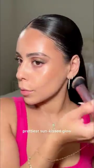 @juicyjas reviewing MCoBeauty Miracle Flawless Pressed Powder at 00:24 in a YouTube Shorts video