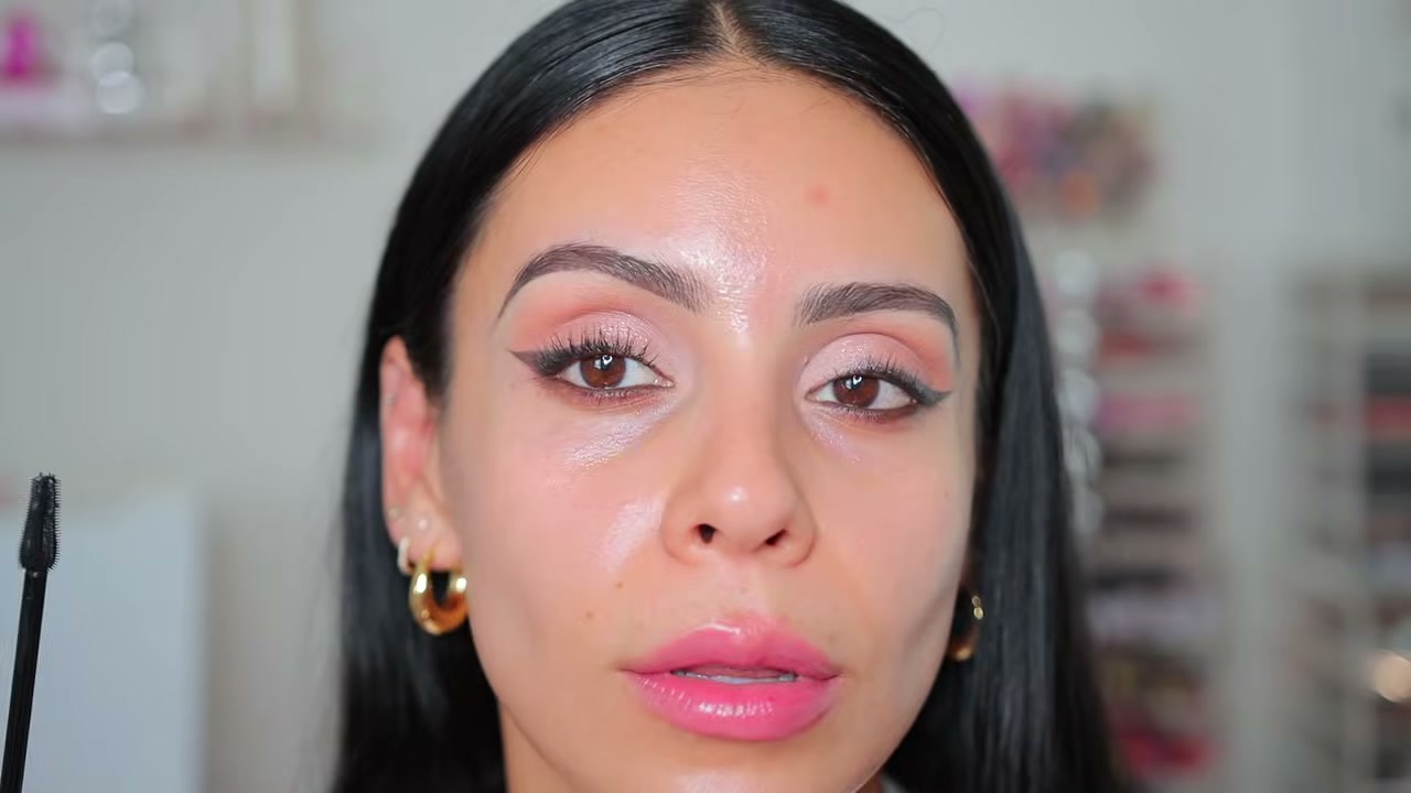 @juicyjas reviewing Milani Lash Extensions Volumizing Tubing Mascara at 04:55 in a YouTube Shorts video
