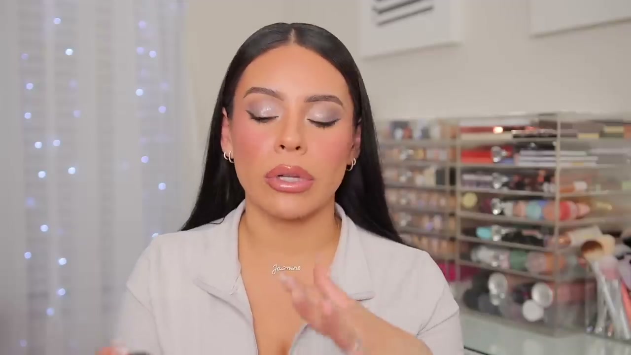 @juicyjas reviewing Mix:bar Vanilla Bourbon Body Mist at 10:11 in a YouTube Shorts video