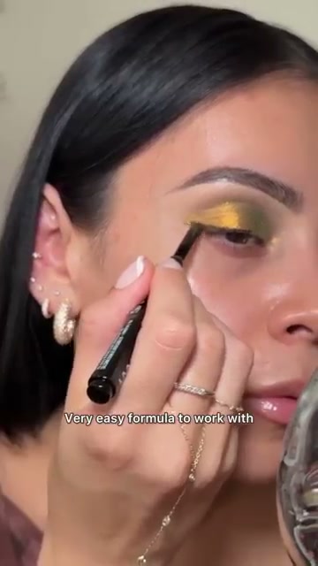 @juicyjas reviewing NYX Epic Ink Sticks Matte Liner at 00:23 in a YouTube Shorts video