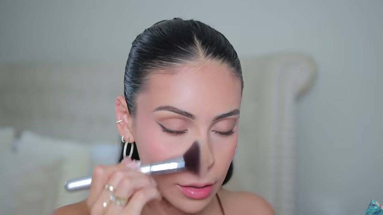@juicyjas reviewing Physicians Formula Butter Bronzer Contour Palette at 13:39 in a YouTube Shorts video