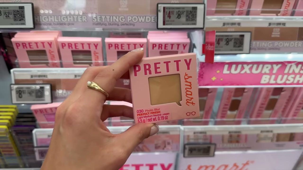 @juicyjas reviewing Pretty Smart Photo Blur Perfect Finish at 17:30 in a YouTube Shorts video