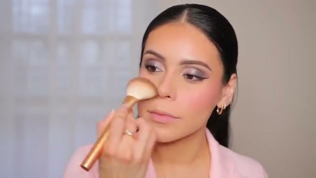 @juicyjas reviewing r.e.m. beauty Hypernova Satin Matte Bronzer at 28:43 in a YouTube Shorts video