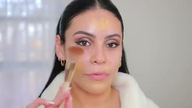 @juicyjas reviewing Sassy Chic Foundation Brush at 08:40 in a YouTube Shorts video