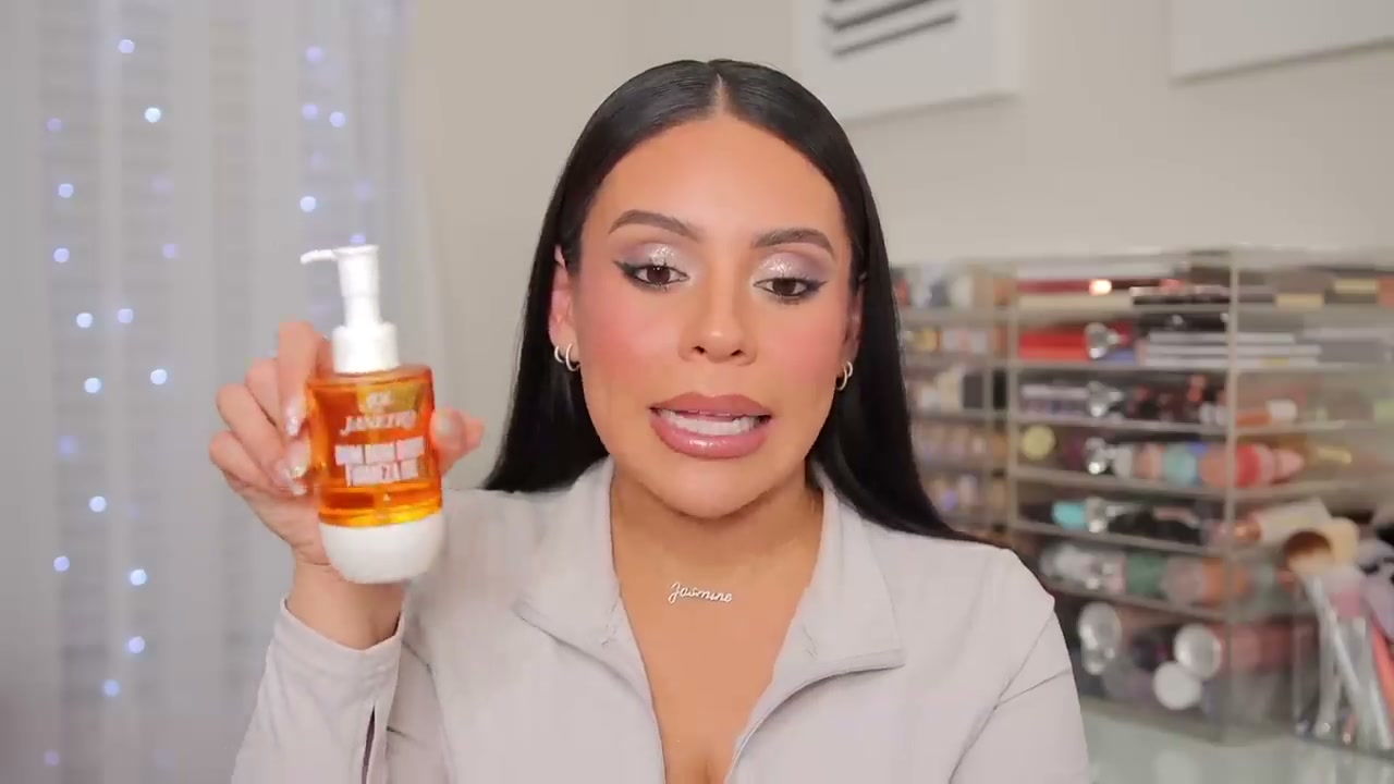 @juicyjas reviewing Sol de Janeiro Bum Bum Body Oil at 07:49 in a YouTube Shorts video