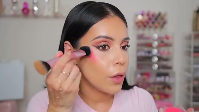 @juicyjas reviewing Sunset5 Blush at 12:10 in a YouTube Shorts video
