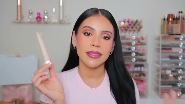 @juicyjas reviewing Sunset5 Lip Gloss at 21:01 in a YouTube Shorts video