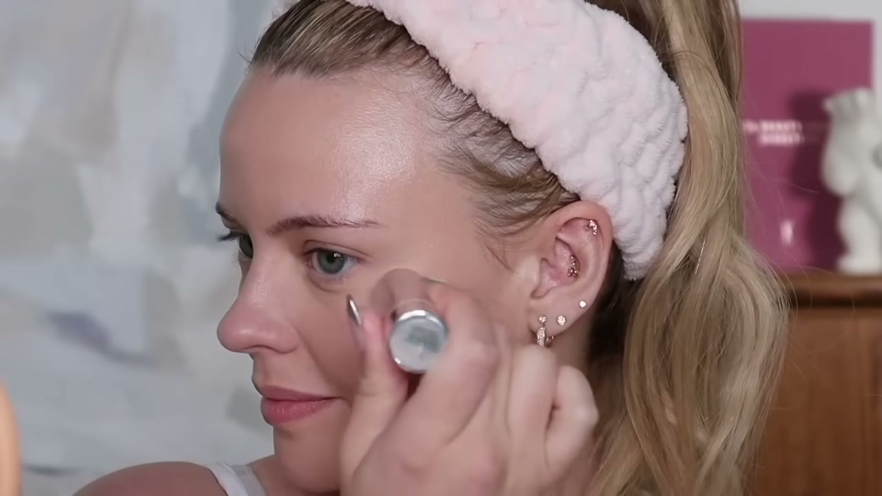 @juliaadamsmua reviewing Clinique Chubby Stick Sculpting Highlighter at 20:10 in a YouTube Shorts video