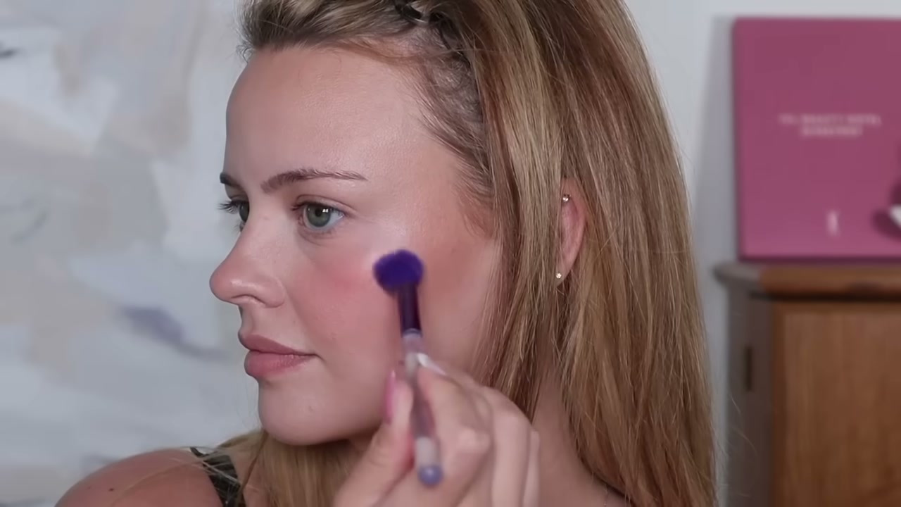 @juliaadamsmua reviewing Givenchy Prisme Libre Highlighter Powder at 20:53 in a YouTube Shorts video