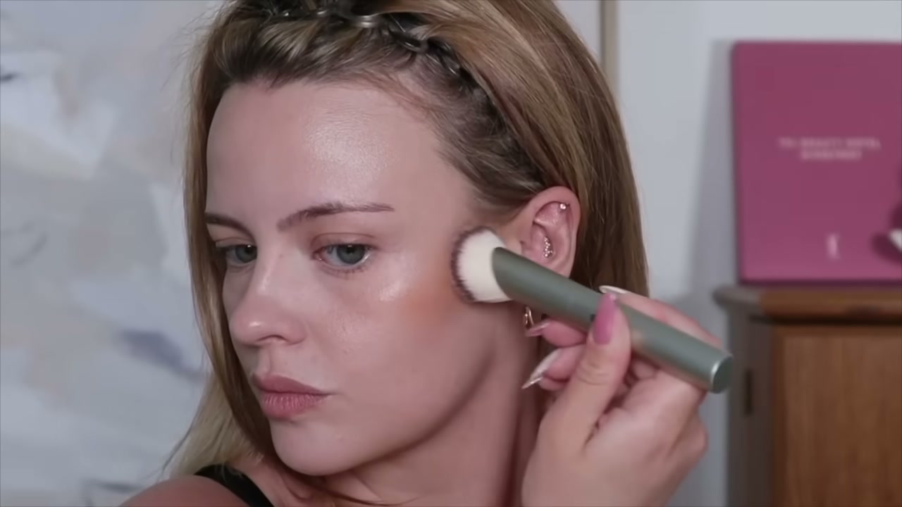 @juliaadamsmua reviewing Hung Vanngo Beauty Tansculpt Bronzing Balm at 12:09 in a YouTube Shorts video