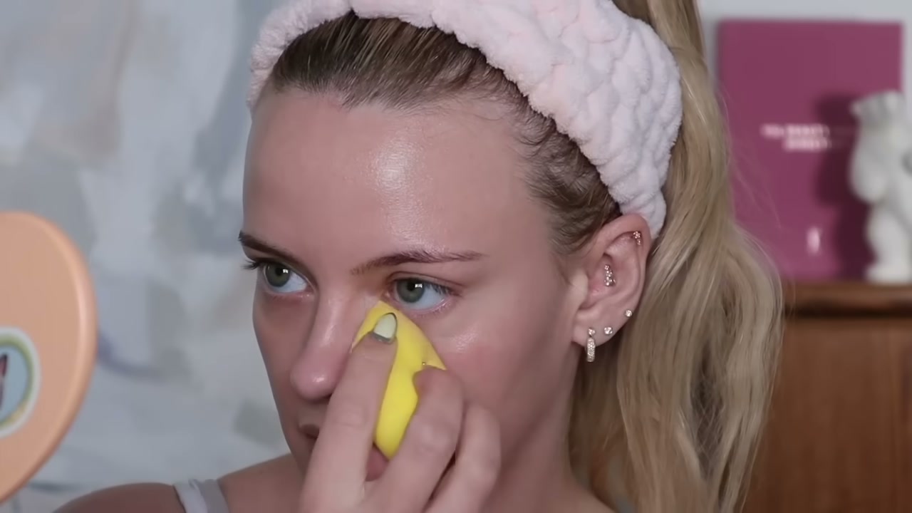 @juliaadamsmua reviewing ILIA Skin Blur Serum Concealer at 06:33 in a YouTube Shorts video