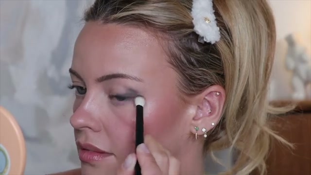 @juliaadamsmua reviewing ILIA Thru Line Waterproof Eyeliner at 17:09 in a YouTube Shorts video