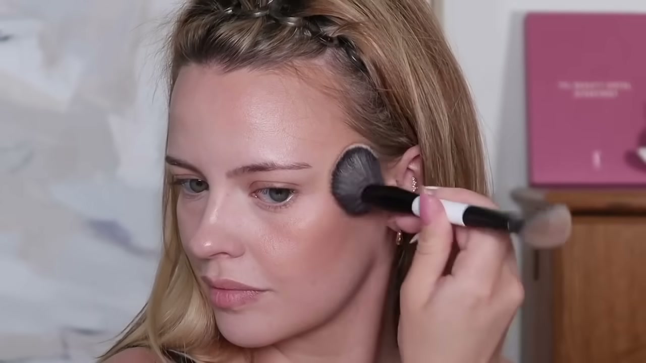 @juliaadamsmua reviewing MAC Cosmetics Multisculpt Matte at 13:06 in a YouTube Shorts video