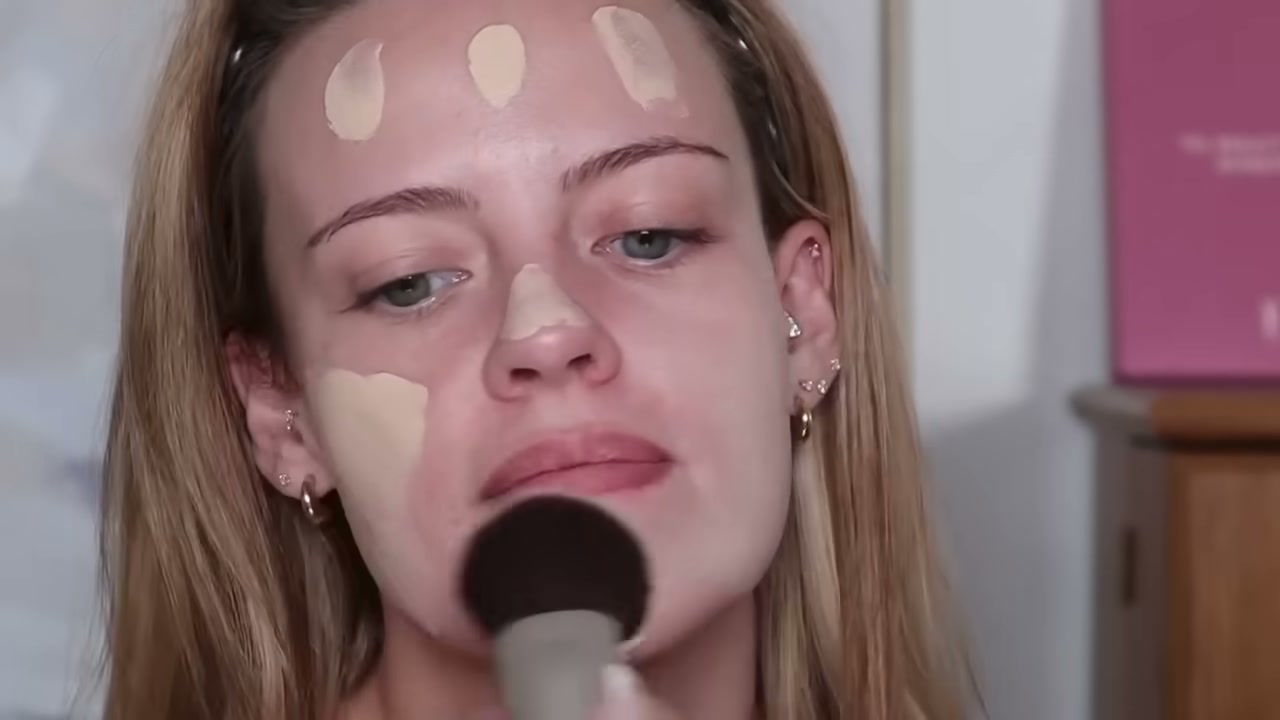 @juliaadamsmua reviewing MAKE UP FOR EVER Balancing & Perfecting Foundation at 03:25 in a YouTube Shorts video