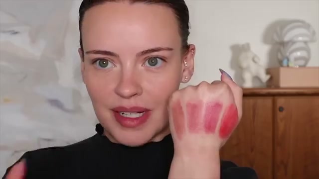 Signature Lip Lightweight Lipstick