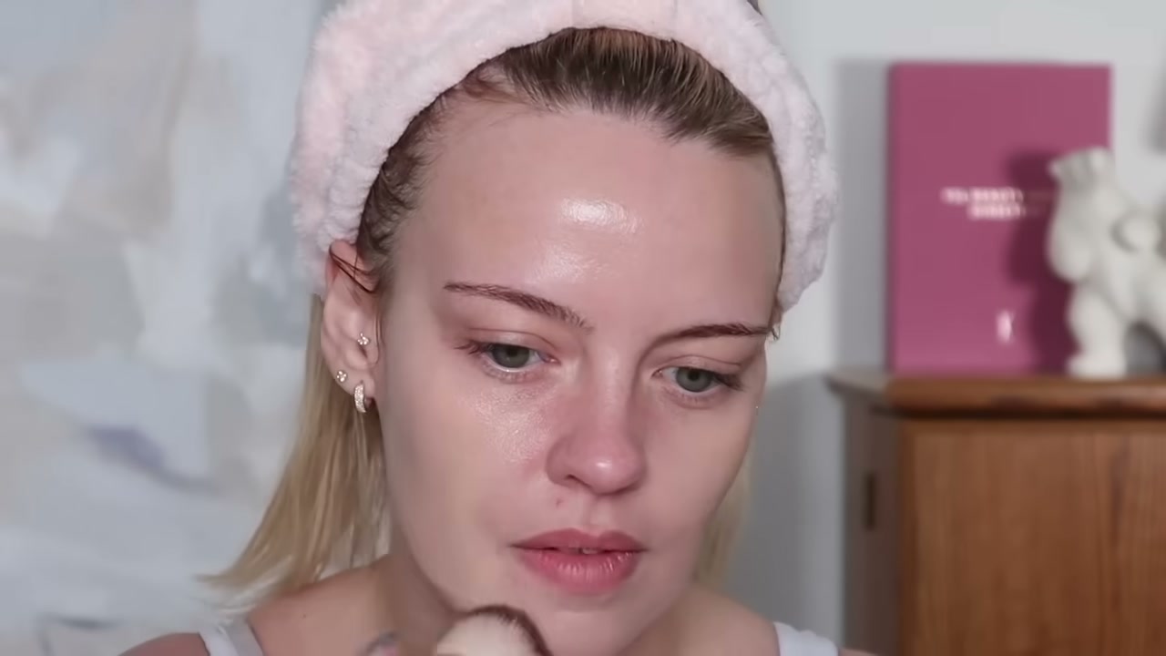 @juliaadamsmua reviewing NARS Natural Matte Longwear Foundation at 04:11 in a YouTube Shorts video