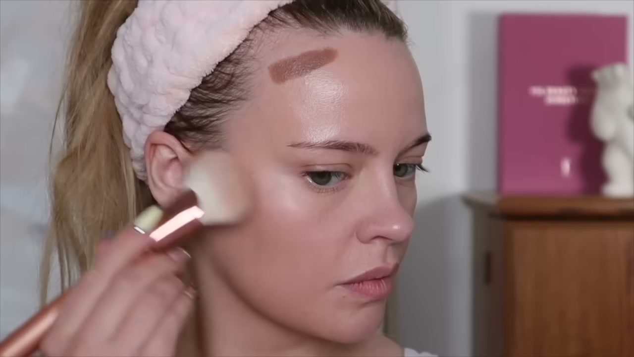 @juliaadamsmua reviewing NARS The Multiple Sculpting Stick at 09:50 in a YouTube Shorts video