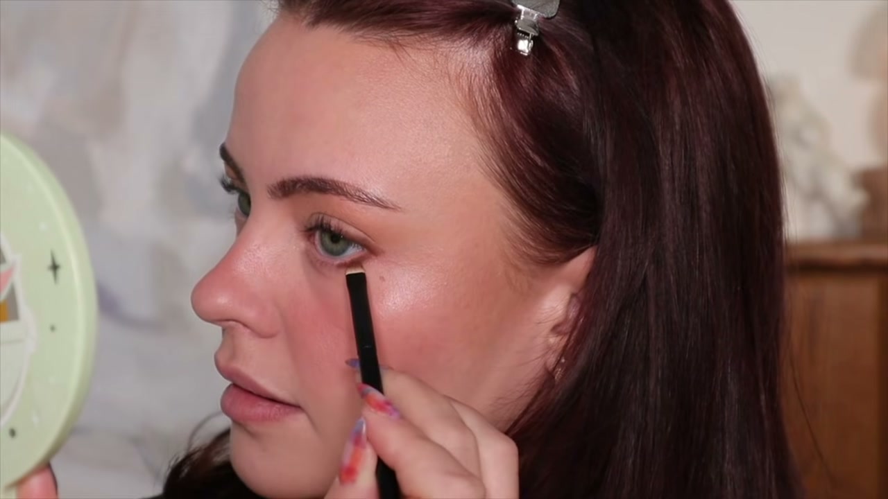 @juliaadamsmua reviewing Patrick Ta Major Dimension III Matte Eyeshadow Palette at 14:10 in a YouTube Shorts video