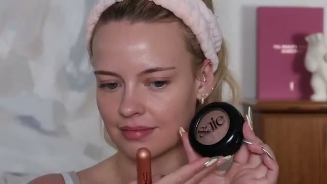 @juliaadamsmua reviewing Saie SuperSuede Radiant Baked Bronzer at 07:59 in a YouTube Shorts video