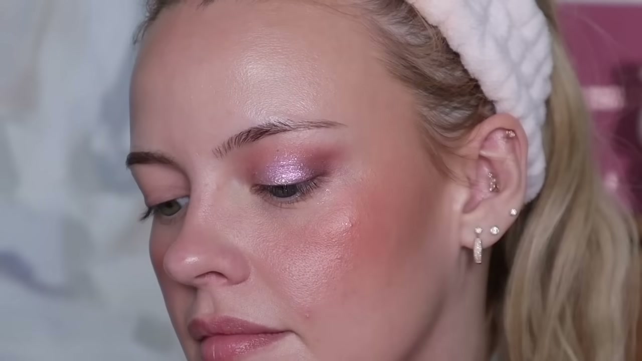 @juliaadamsmua reviewing Unleashia Glitterpedia Eye Palette at 25:24 in a YouTube Shorts video